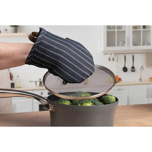 https://www.sam-turner.co.uk/cdn/shop/files/31831-Cuisinart-Neoprene-Pack-of-2-Mini-Oven-Mitts-Denim-Pinstripe-Lifestyle-1_600x_2000x_cd317efc-033e-4fd5-ae11-8c71337db81f_1024x1024@2x.webp?v=1683038690